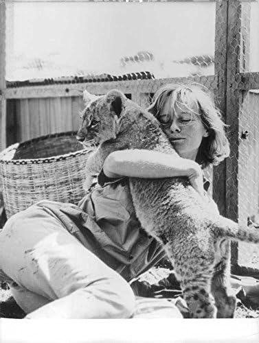 Vintage fotografija dame koja Mazi pehar za lava, 1966.