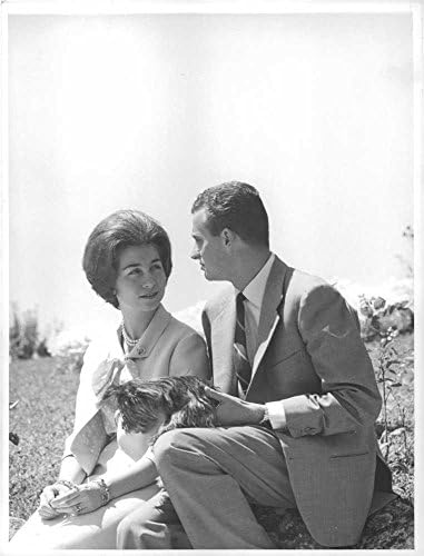 Vintage fotografija Juan Carlos i druženje sa suprugom Sofijom i ljubimcem.