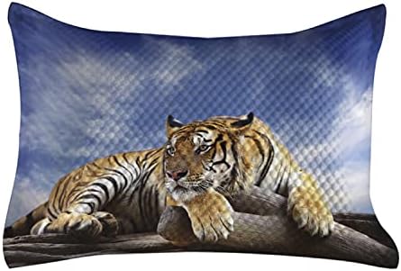 Ambesonne Savannah Quilted jastuk, tigar sjedeći na drvetu Clear Blue Sky Wildlife Jutarnje pruge grabes, standardni kraljevsko kolovozni navlaka za spavaću sobu, 30 x 20, plavi senf crni