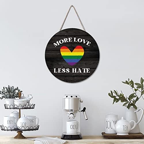 Arupkeer Dobrodošli LGBT Pride Okrugli drveni znakovi Klasična Više ljubavi Manje mržnja Rainbow Heart Sign Gay Pride Početna Zidna ukras za LGBTQ Queer gay lezbijski poklon 12x12in