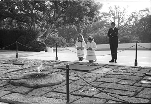 Vintage fotografija žena moli ispred spomen Roberta Francis Bobby Kennedy.