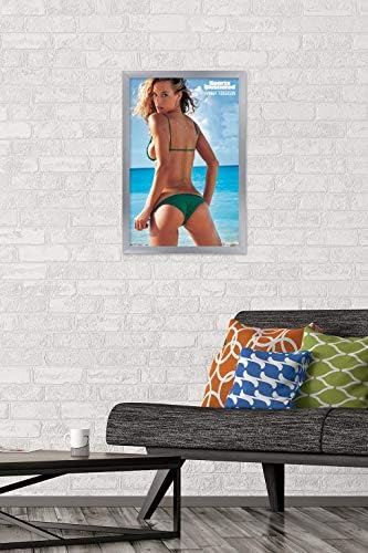 Trendovi Međunarodni sportovi ilustrirani: kupaći kostim izdanje - Hannah Furgeson 16 zidni Poster, 22.375 x 34 , Crna uokvirena verzija