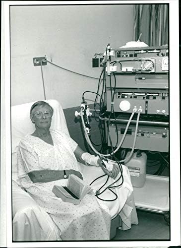 Vintage fotografija mašine za veštački bubreg: pacijent bubrega.