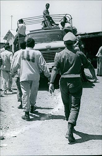 Vintage fotografija oficira koji šetaju sa zatvorenicima.