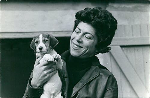 Vintage fotografija monique de Rothschild koji ima štene, 1964.