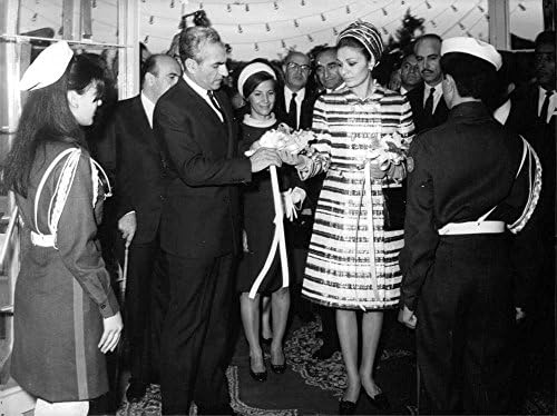 Vintage fotografija Mohammada Reza Shah Pahlavija kako nešto daje svojoj ženi.