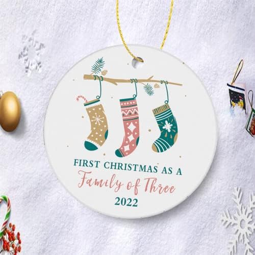 Prvi Božić kao tročlana porodica Ornament 2021 novi roditelji praznik poklon novorođenčetu nova beba 3U okrugli keramički Ornament Božić prisutan