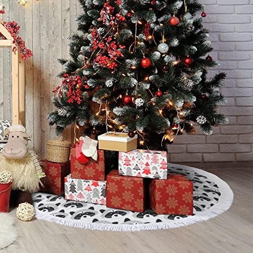 Slatki rakuni Ispisuju suknju za božićnu drvcu sa reserom za sretnu božićnu zabavu pod Xmas stablom