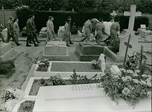 Vintage fotografija ljudi koji nose lijes unutar groblja.Taken - 24. septembra 1963. godine