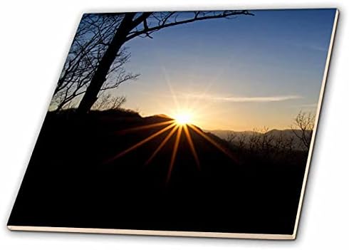 3drose fotografija jutarnjeg izlaska Sunca u zadimljenim planinama sa praskom zvijezda. - Pločice.