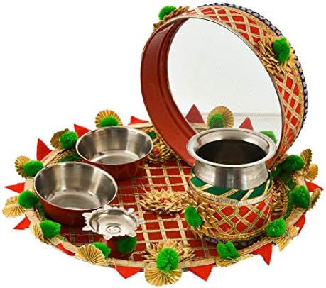 Karwachauth indijanska tradicionalna dekorativna dekoracija Pooja Thali koja je postavila indijski kolekcionarski