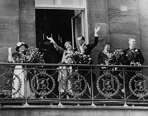 Vintage fotografija Juliane kako stoji i maše publici sa balkona nakon vjenčanja.